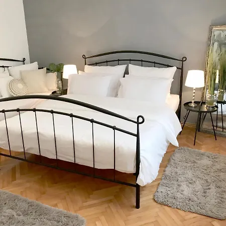 Villa Luxury Designer Apartment With Terrace In Center